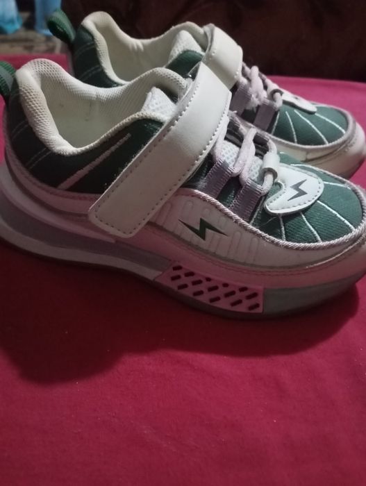 Продам кроссовки .