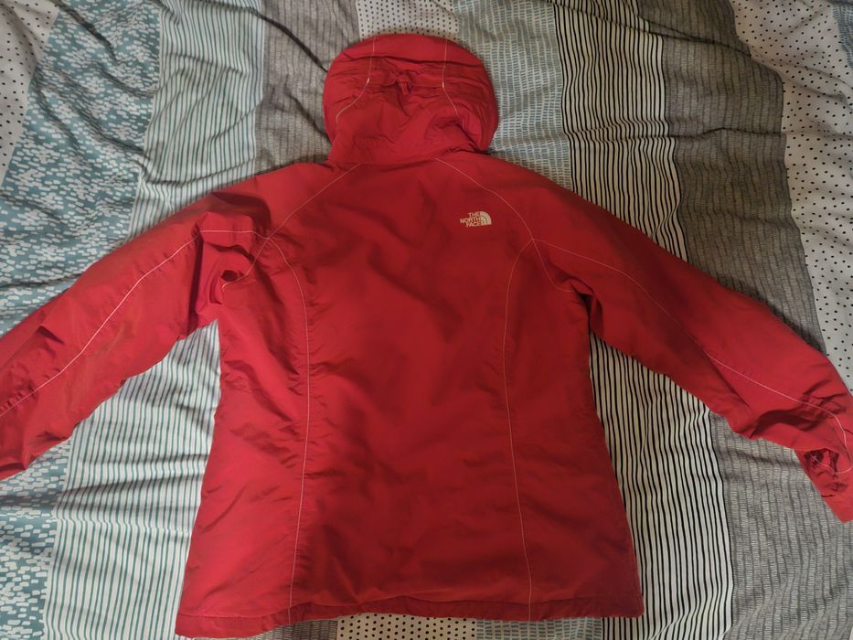 Продам зимнюю спортивную куртку THE NORTH FACE