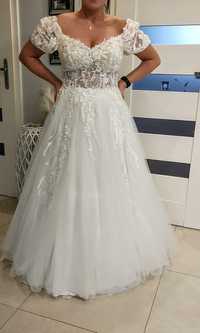 Błyszcząca brokatowa suknia ślubna