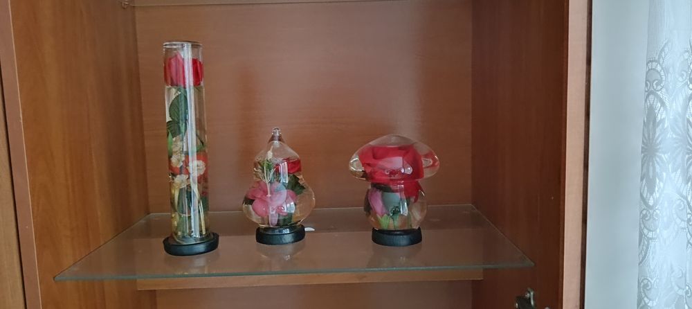 Wieczne kwiaty w wodzie i szkle