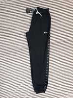 Спортивні нейлонові штани Nike Swoosh