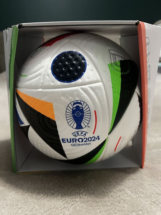 Piłkę Adidas OMB 2024