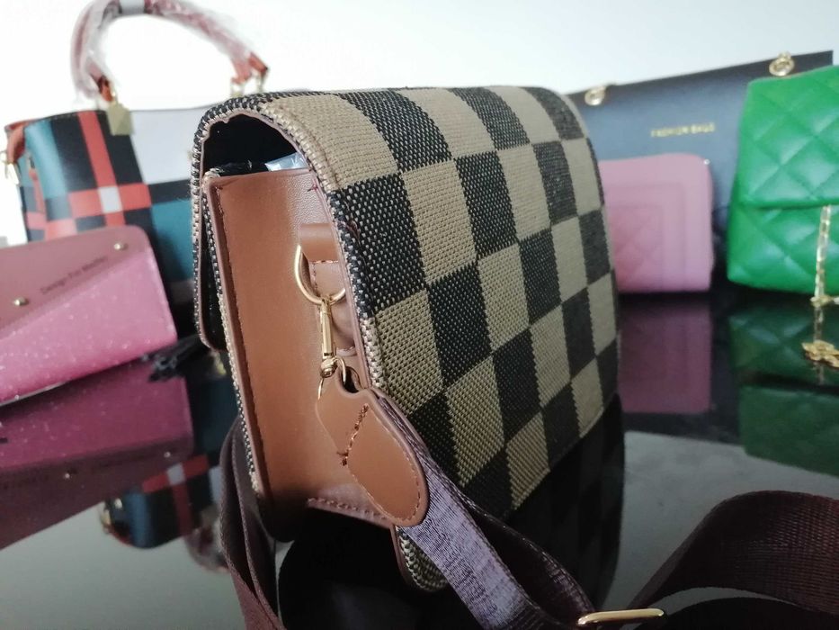 mala cross body xadrez em tons castanhos