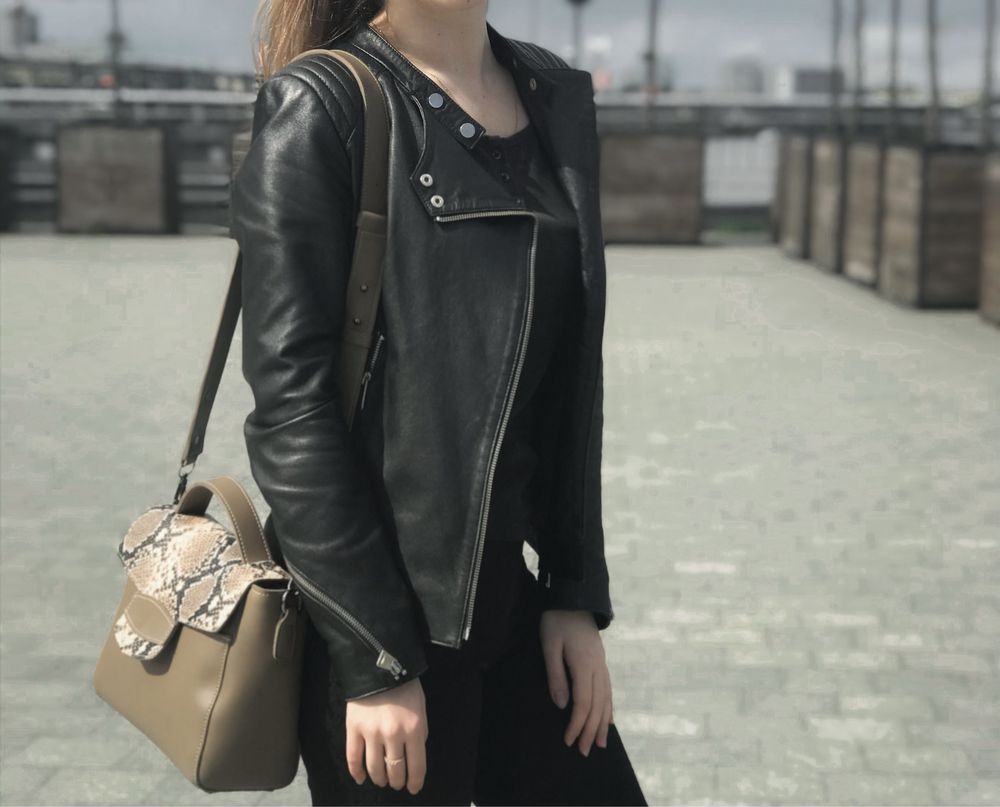 Жіноча чорна шкіряна куртка косуха