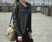 Жіноча чорна шкіряна куртка косуха