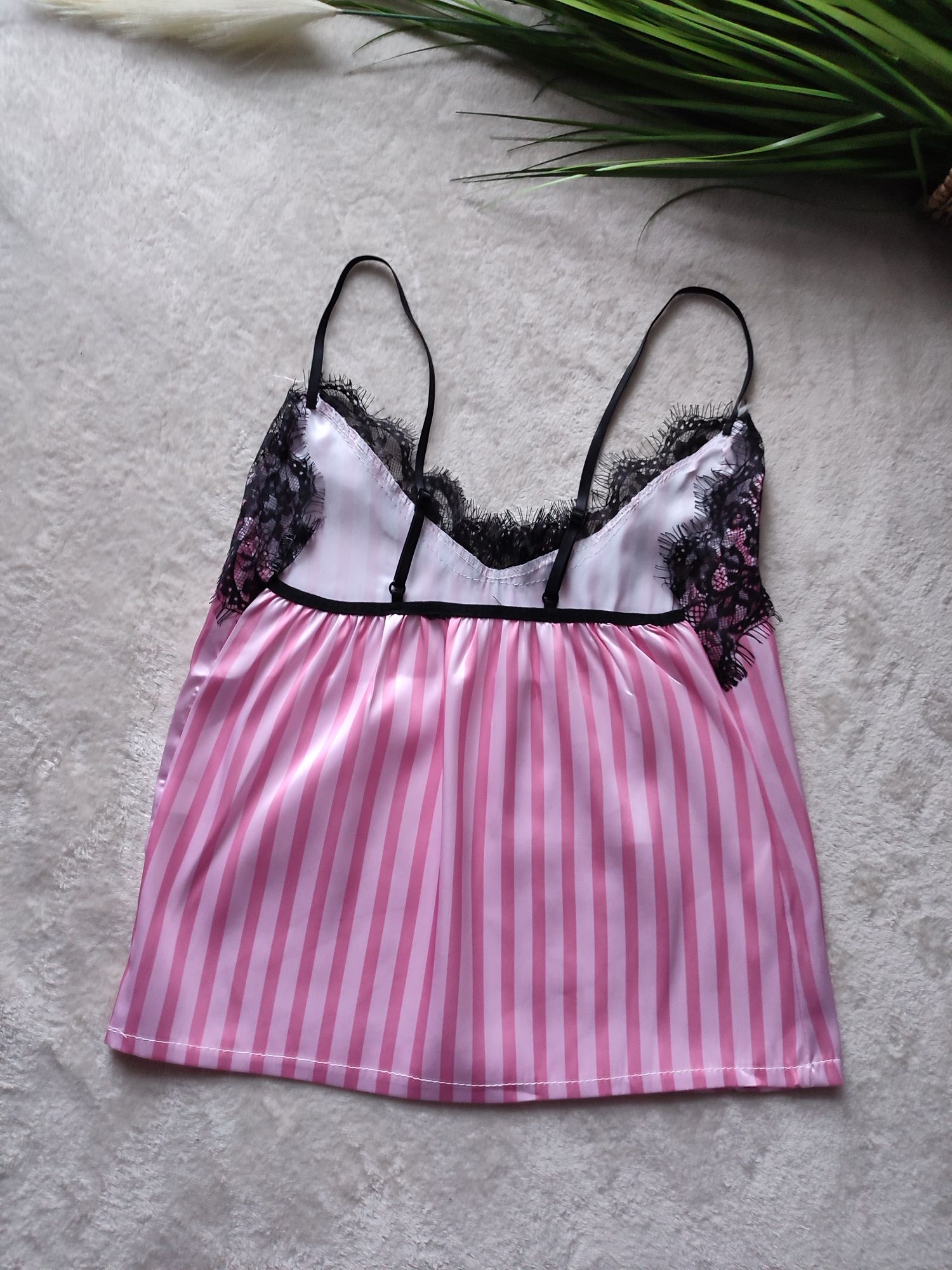 Satynowa różowa dwuczęściowa piżama damska z czarną koronką S/M