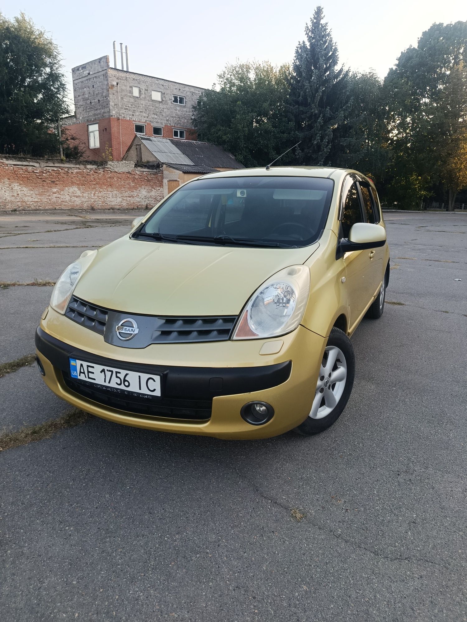 ПродамNissan Note E11 1,6 газ-бензин