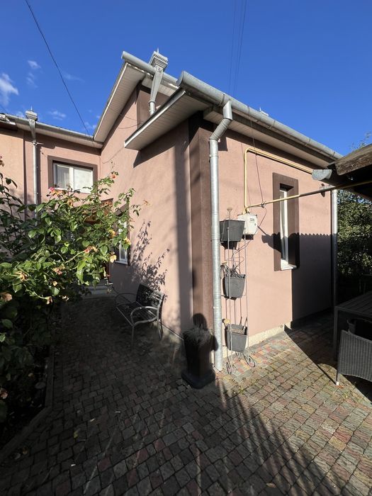 Півособняк із земельною ділянкою поруч центру міста