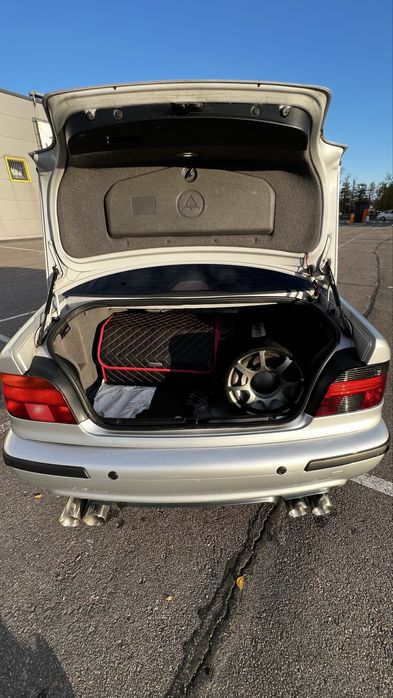 Продам BMW e39 523i