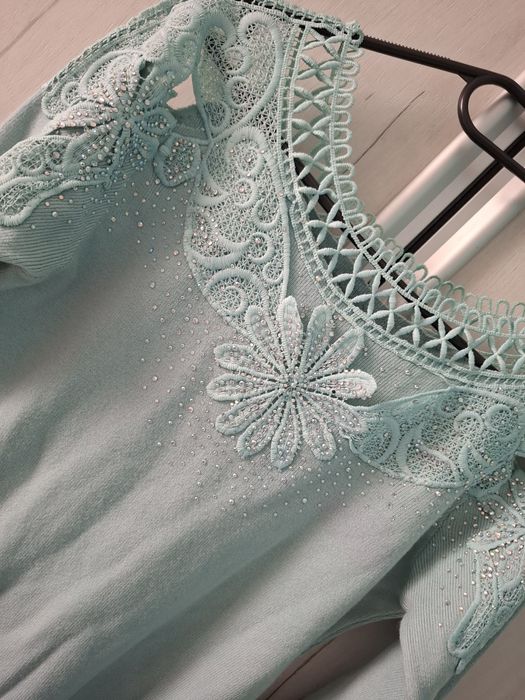 Sweterek z blyszczacymi kwiatkami