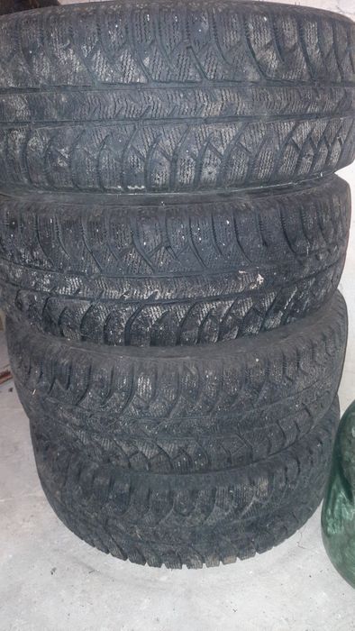 Продам зимнюю резину 15 195 65