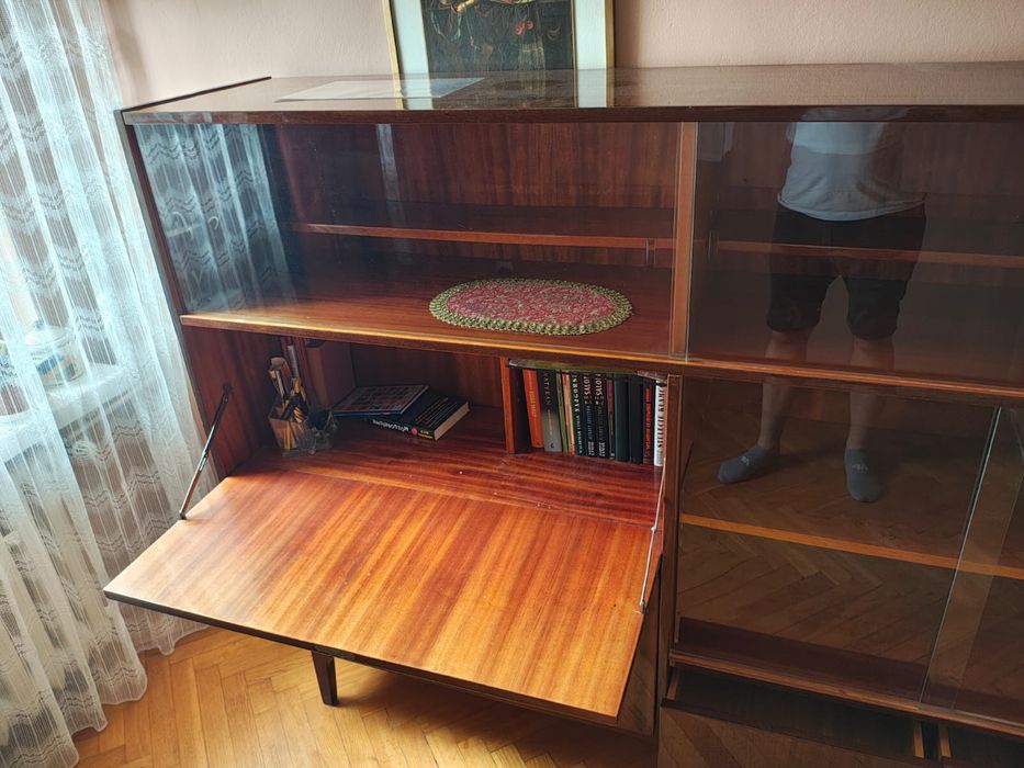 Biblioteczka z biurkiem