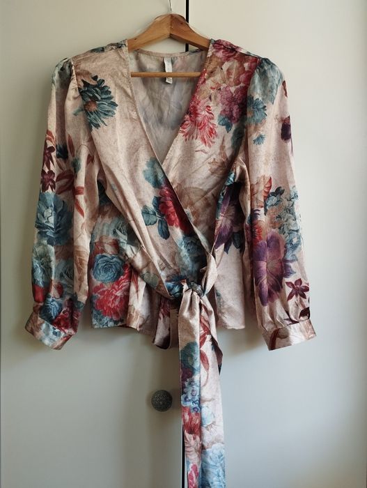 NOWA Satynowa kopertowa bluzka kimono w kwiaty New Yorker