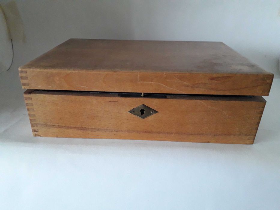 Stara drewniana szkatułka.