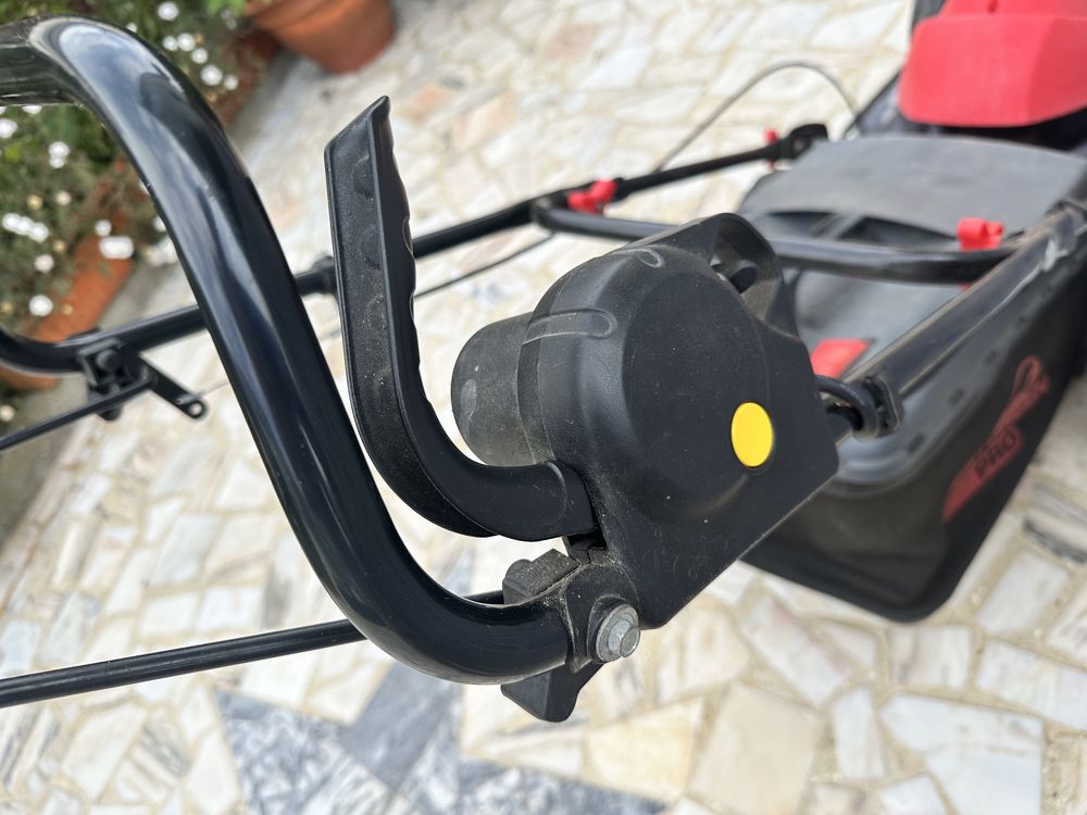 Corta relva com tração 1800w