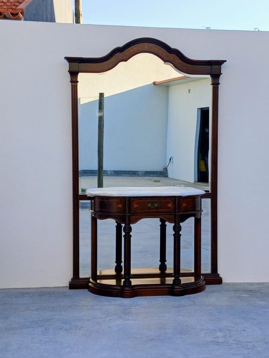 Espelho e mesa de apoio