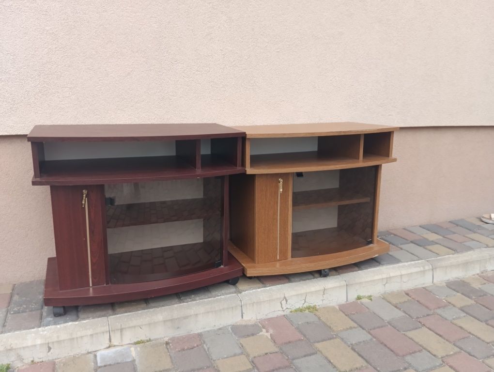 Тумба наколесах під телевізор
