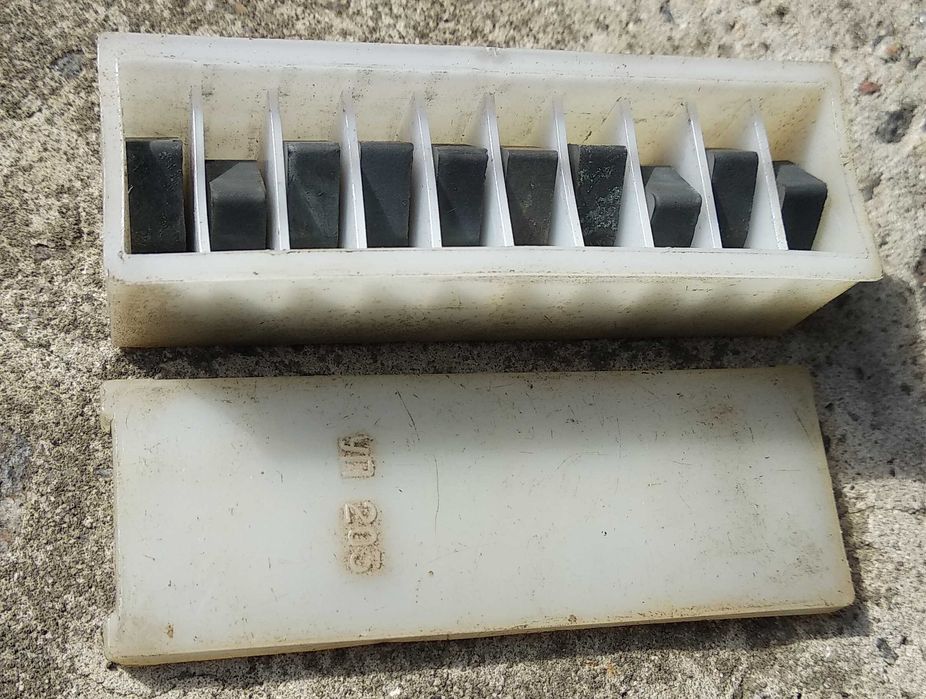 Пластины для резцов. Напайки. Твёрдый сплав. Токарный станок.