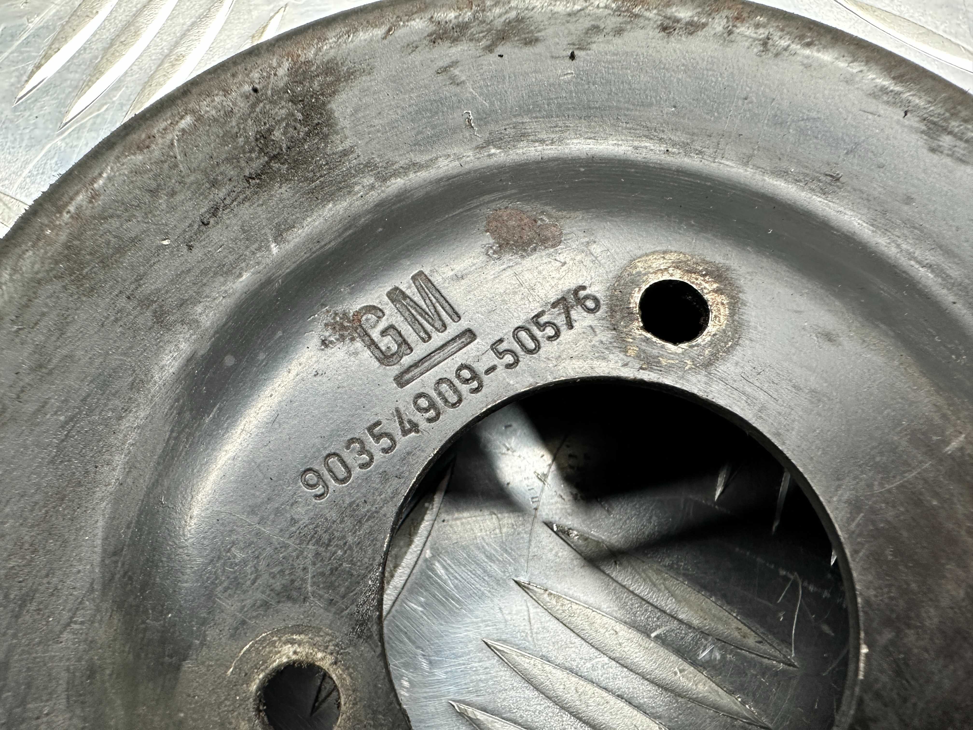 Шкив помпы  Opel Omega B vectra B  X25XE 90354909