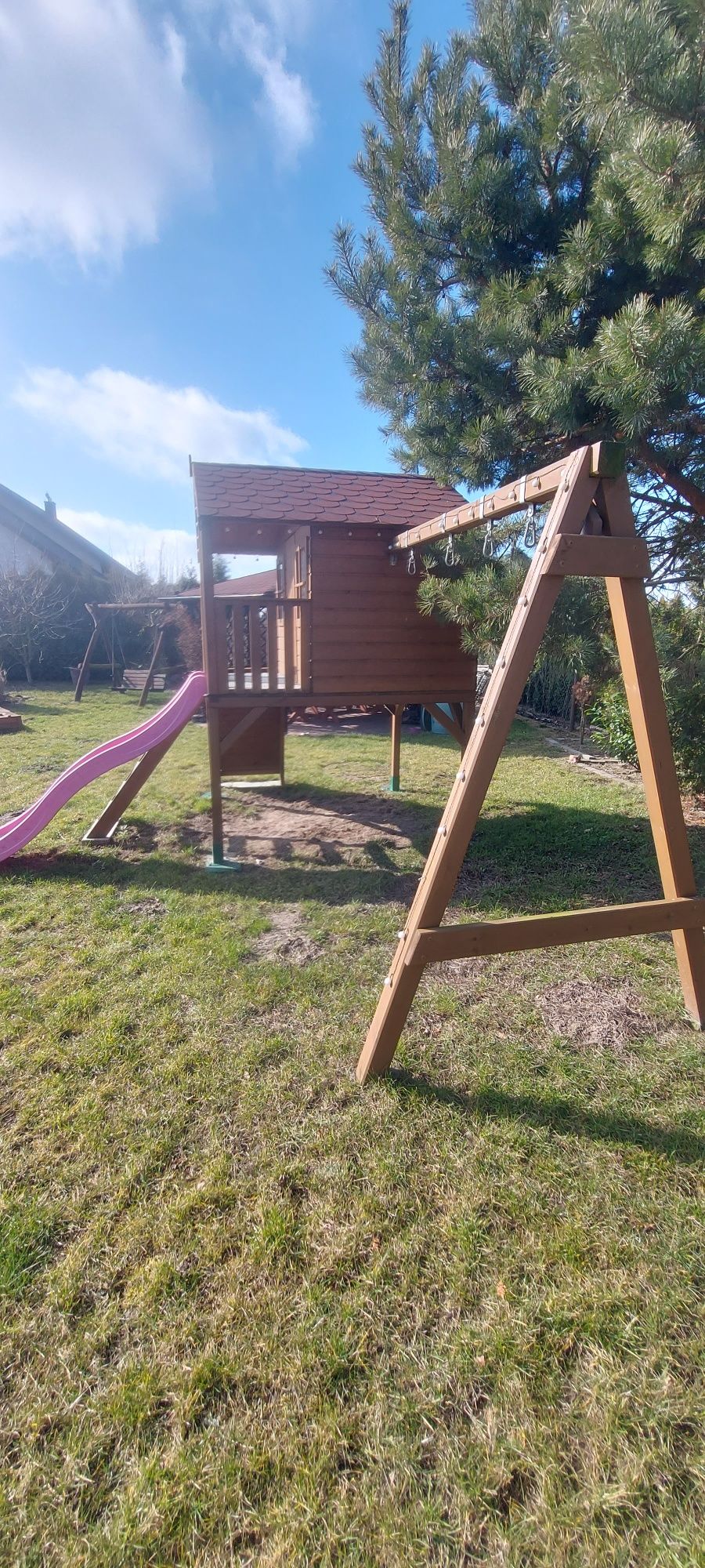 Domek dla dzieci, plac zabaw, zjeżdżalnia