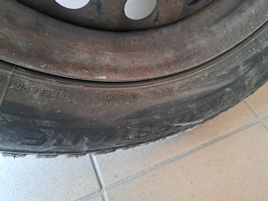Opony zimowe 16 na felgach (205/60/16)