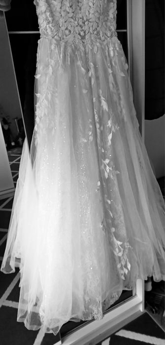 Błyszcząca księżniczkowa suknia ślubna