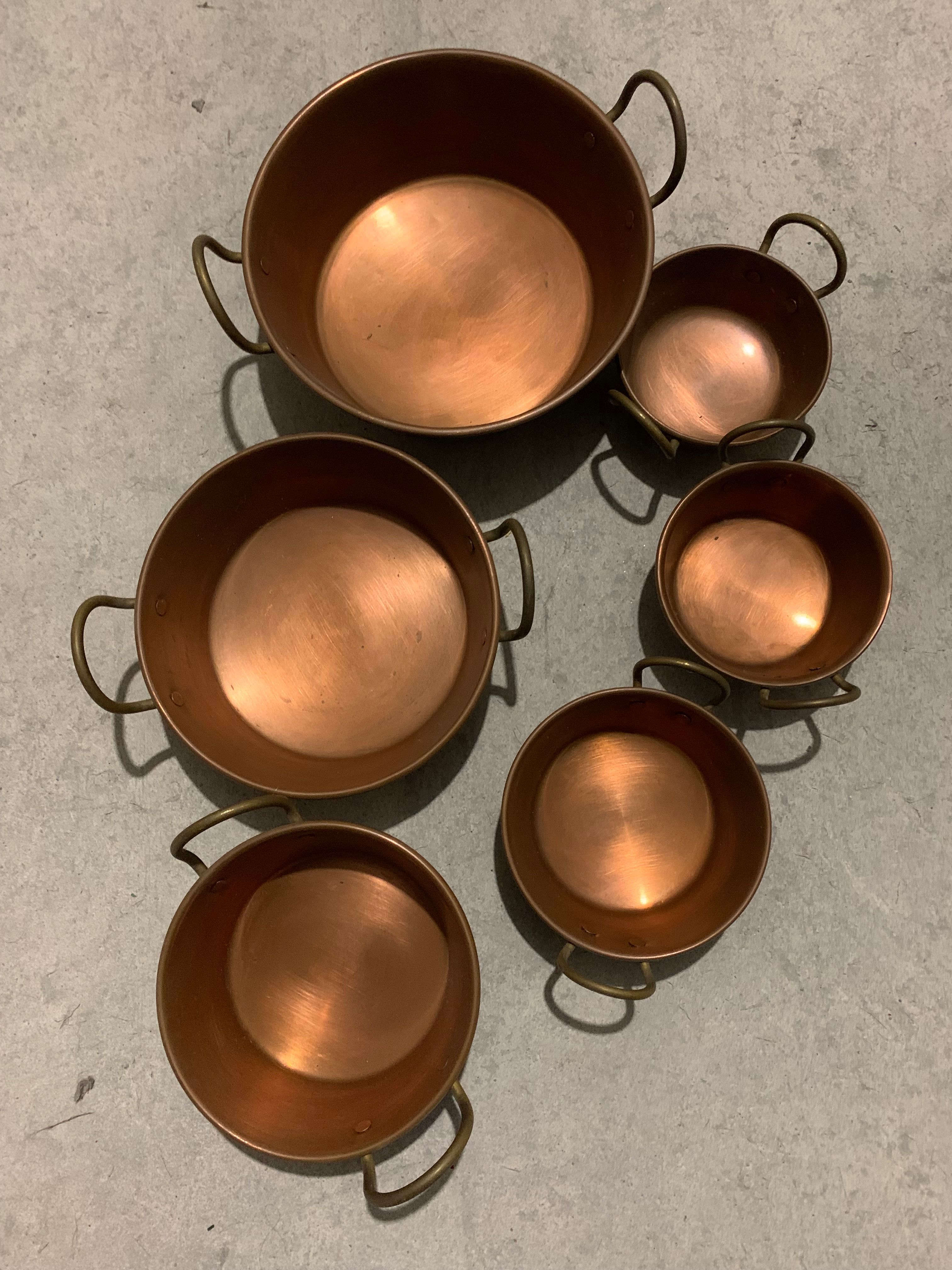 Conjunto de seis panelinhas em latão