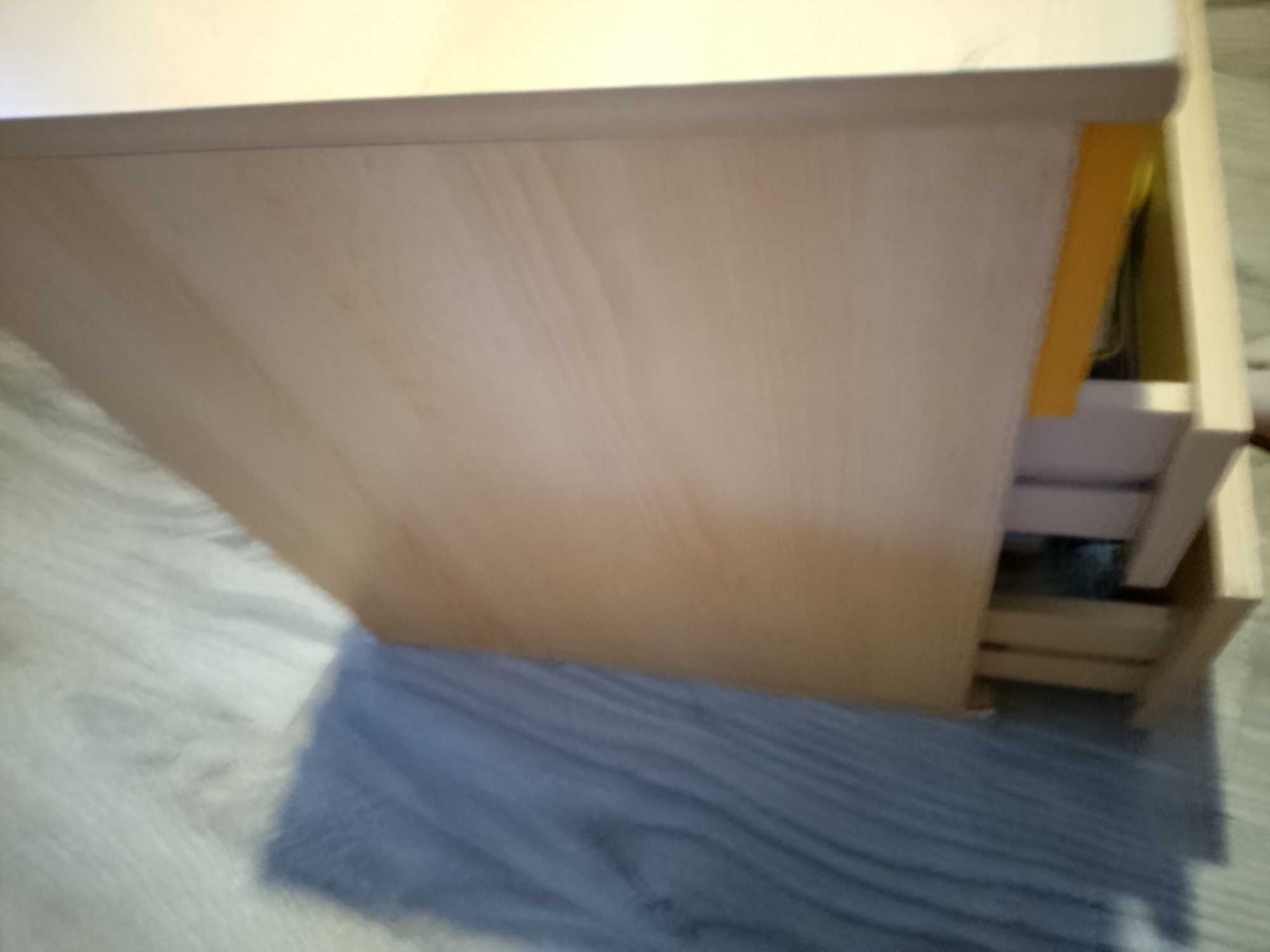 Mesa cabeceira com 3 gavetas em bom estado