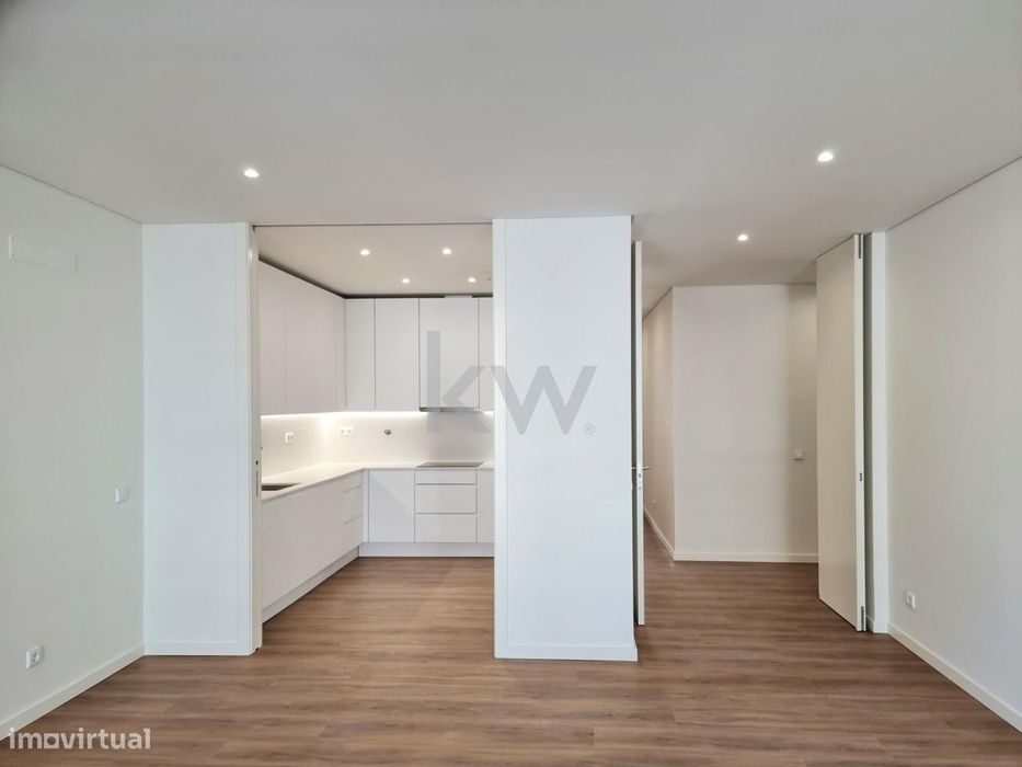 Apartamento T2, com terraço e garagem na praça do Chile