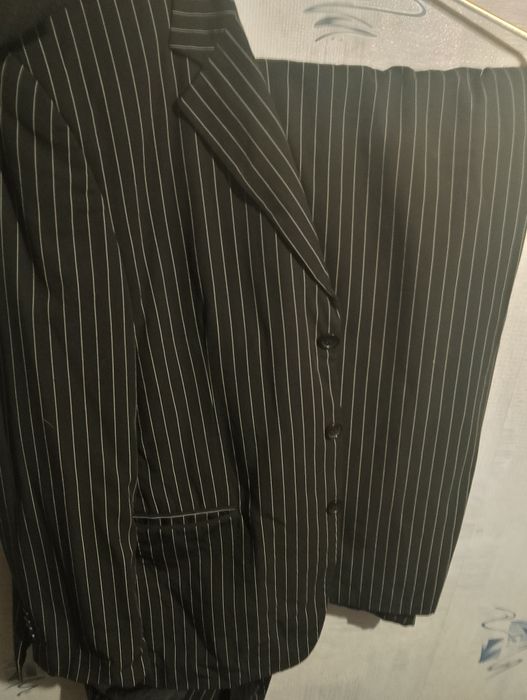 Продам Стильный классический костюм