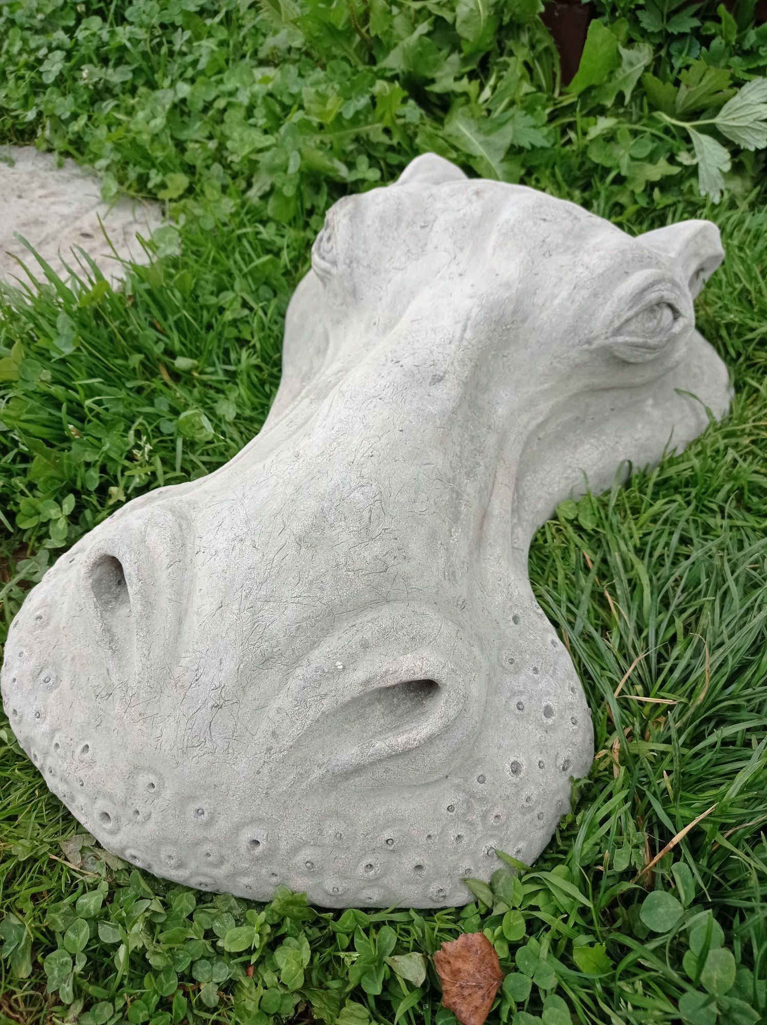 Скульптура бегемот для сада