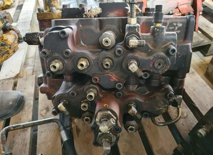 Rozdzielacz hydrauliki do koparki  JCB JS 200 INNE CZĘŚCI