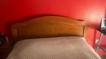 Cama casal mais mesinhas.