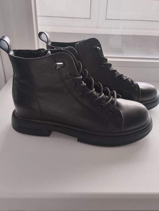 Продам шкіряне взуття осінь в ідеальному стані