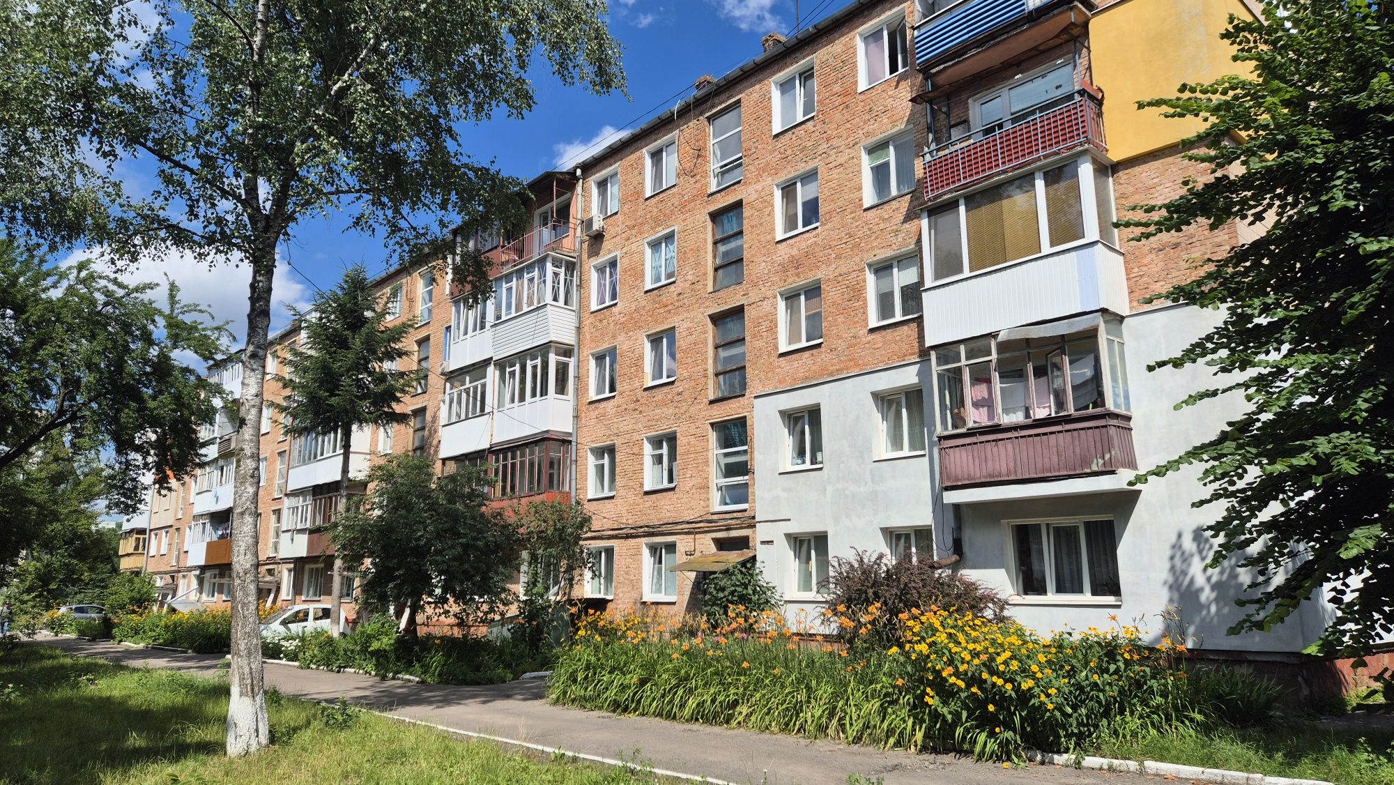 )( Продаж 3-К квартири в тихому районі міста