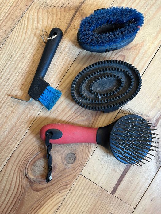 EQUITAÇÂO cunjunto de escovas e limpa casco