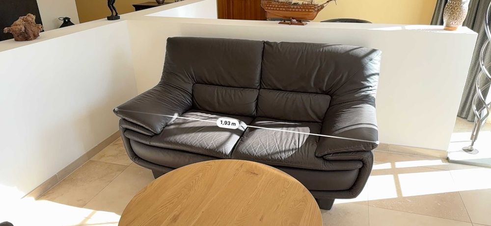 2 sofás de couro legítimo à venda com 2 mesas.