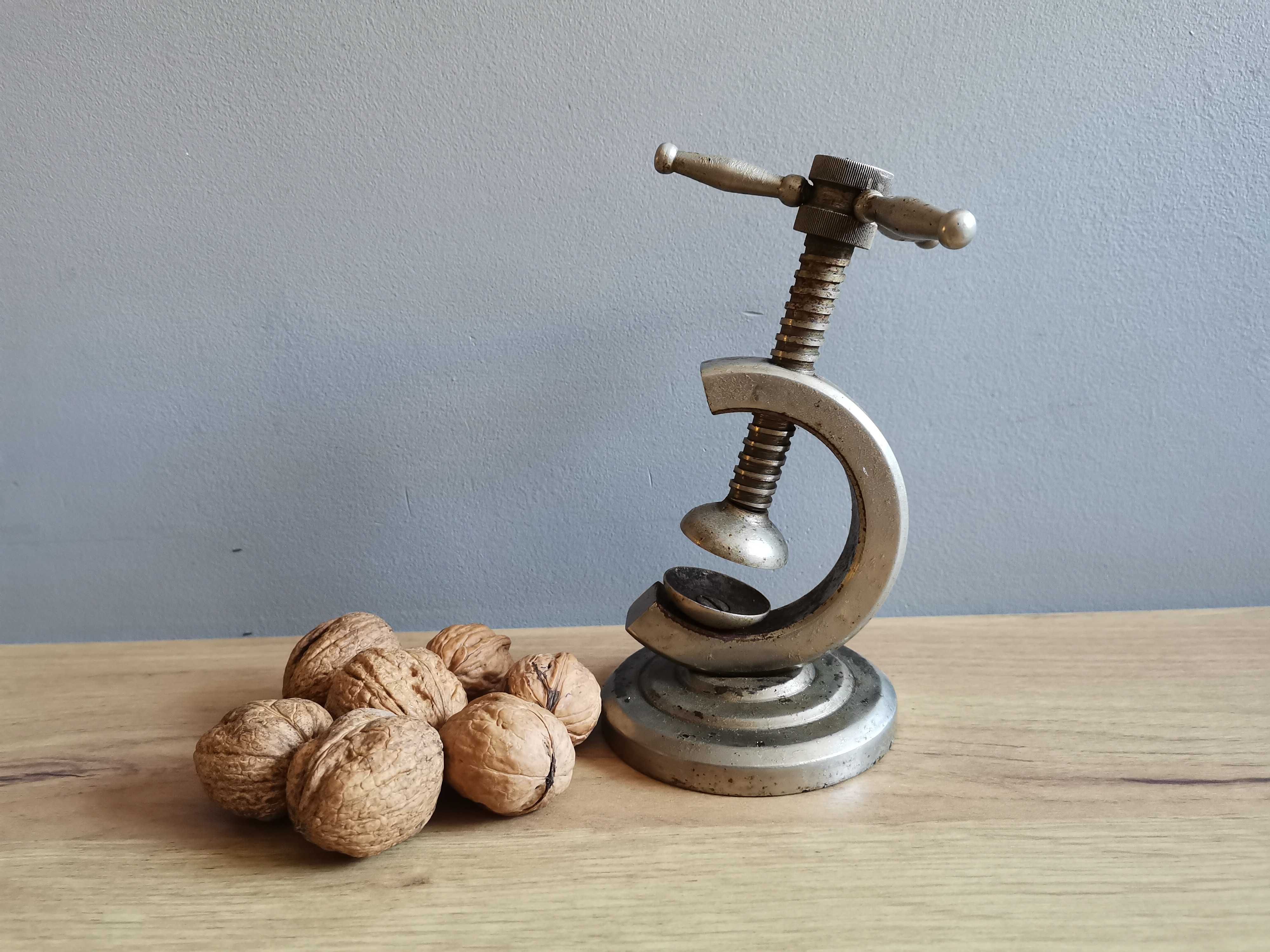 Stary metalowy dziadek do orzechów
