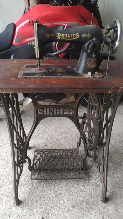 Máquina Costura Phillips e pés Singer Vintage