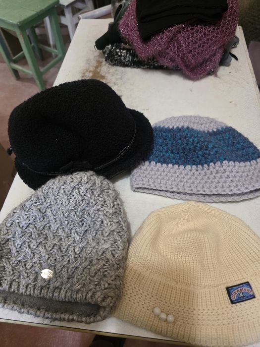 Бесплатно отдам шапки, шарфы, шляпы, свитера