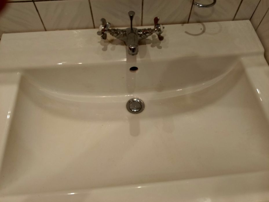 Łazienka umywalka z baterią