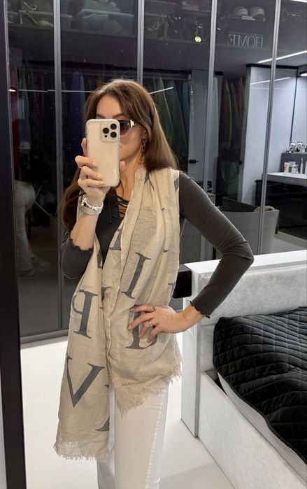 Chusta szal w literki beżowa 180 cm x 100 cm