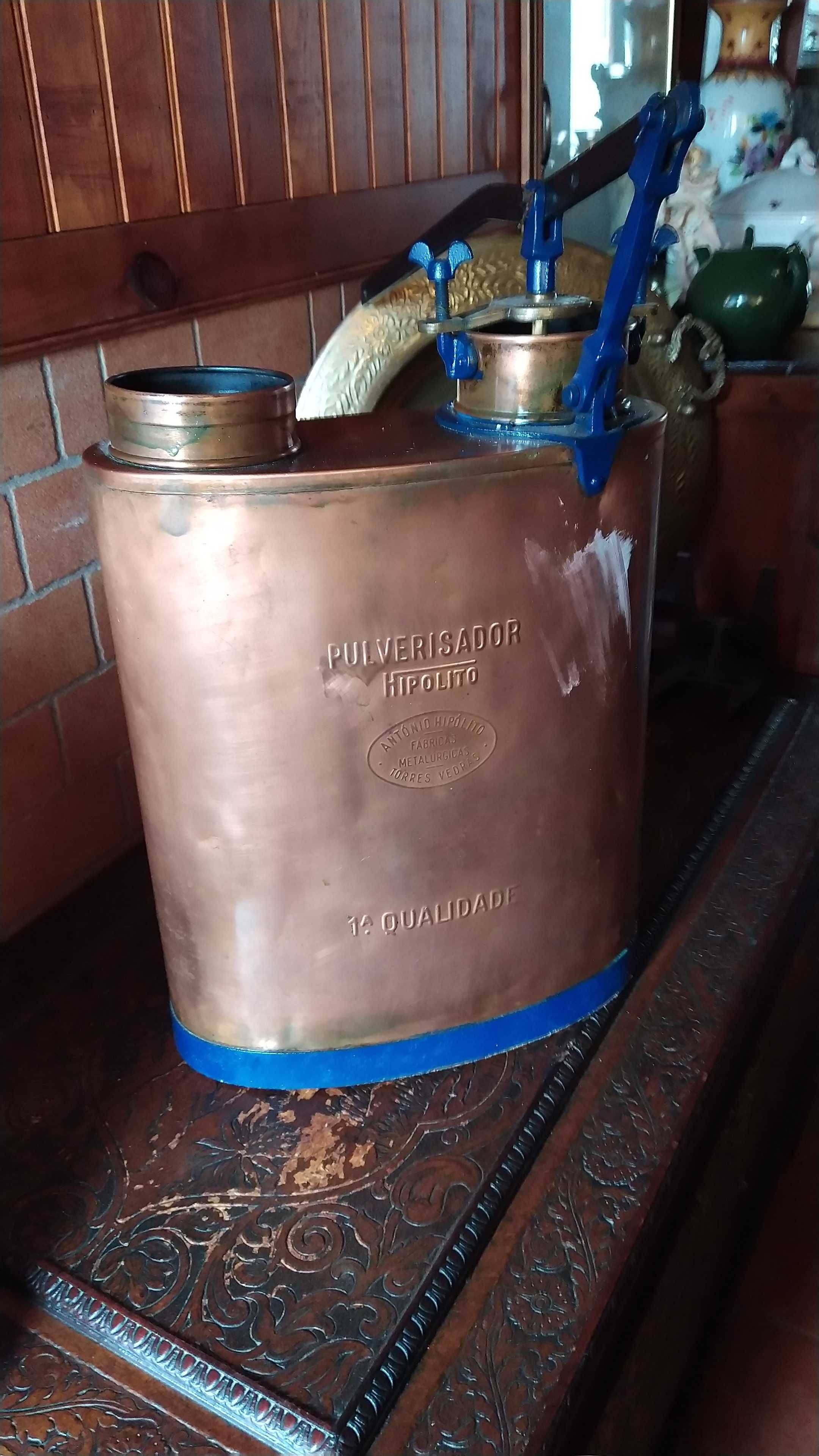 Pulverizador manual antigo em cobre