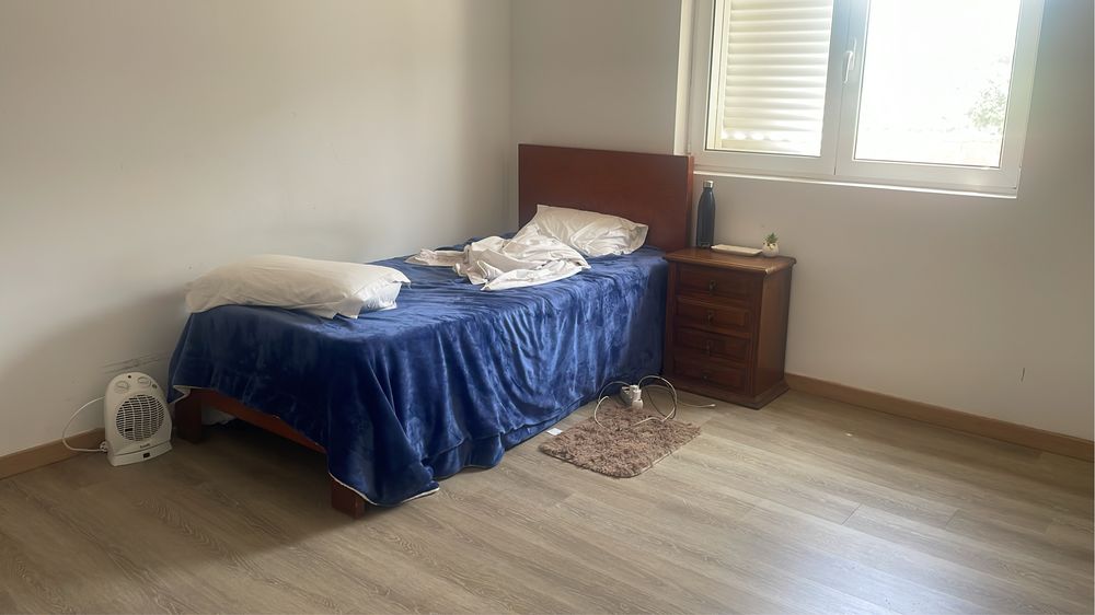 Vendo cama de solteiro + estrado + colchao + mesinha de caneceira