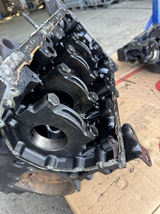 Блок циліндрів двигун низ (пеньок) піддон Citroen Peugeot 2.2 HDi 4HN