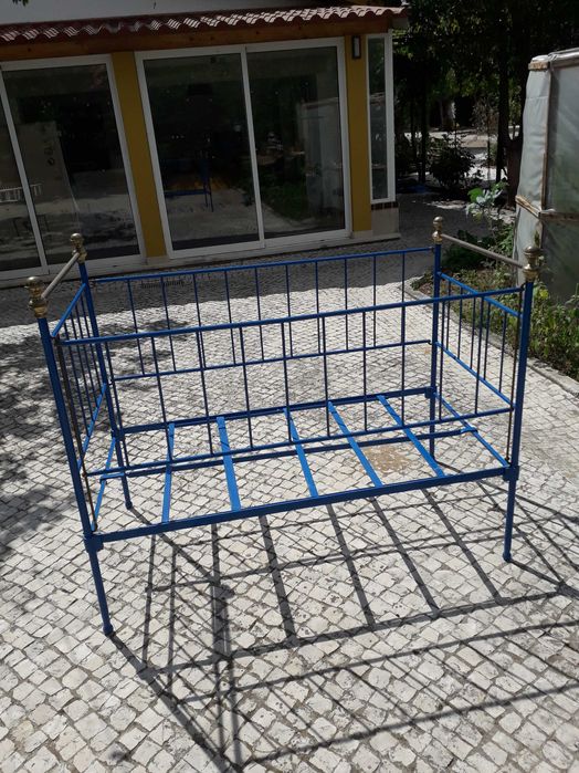 Cama  de Bebé  antiga em ferro forjado