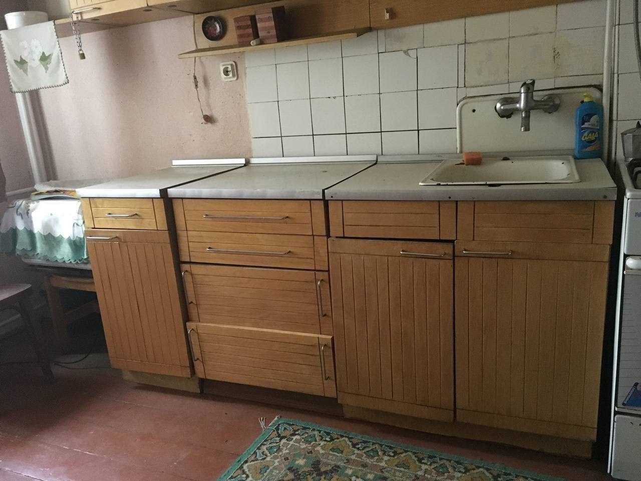 три гардеробні шафи. Кухня