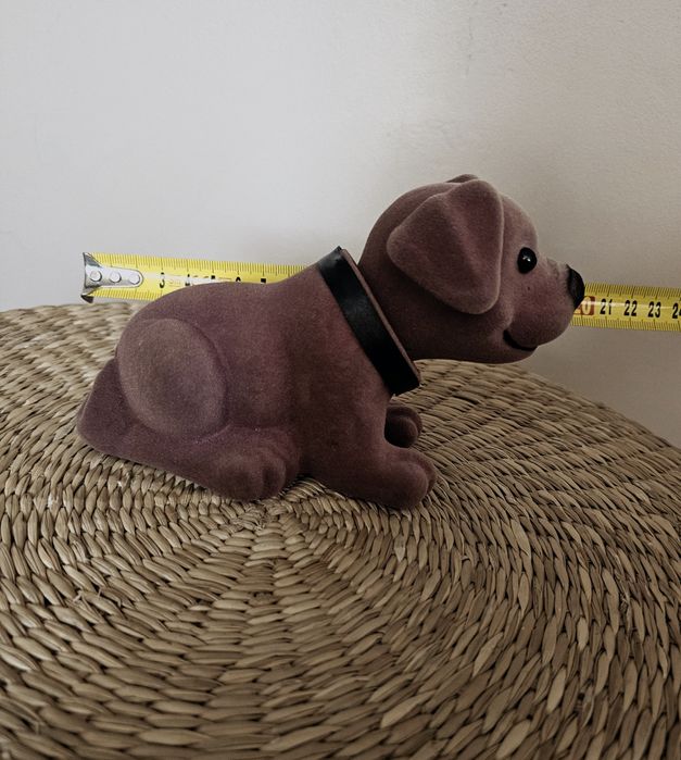 Piesek kiwający głową z podklejonym rzepem.