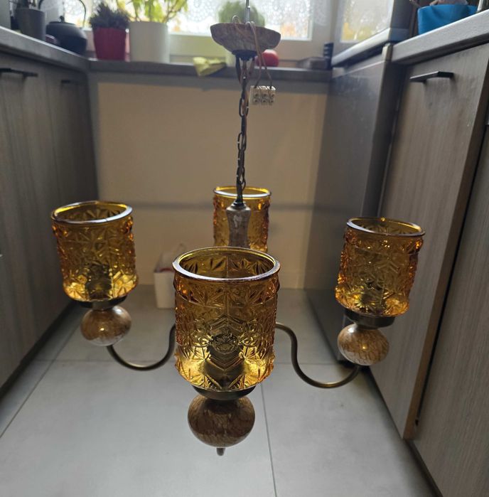 Lampa sufitowa / żyrandol retro z bursztynowymi kloszami – lata 70 PRL