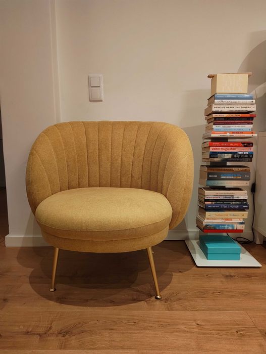 Cadeirão amarelo KINDA, com pés em dourado